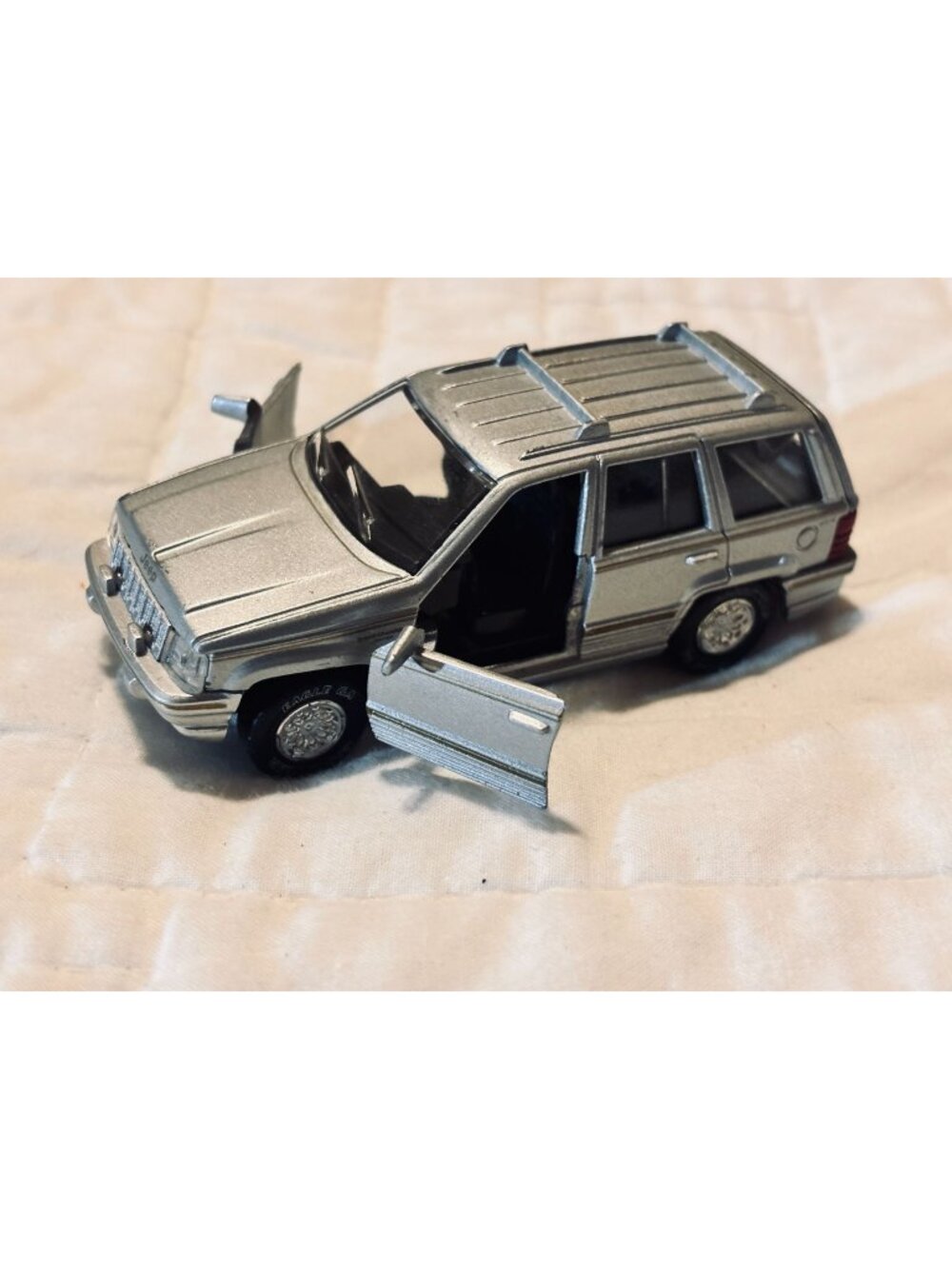 Diecast 1993 Jeep Grand Cherokee Model Silver 1:64 Scale With Opening Doors & To